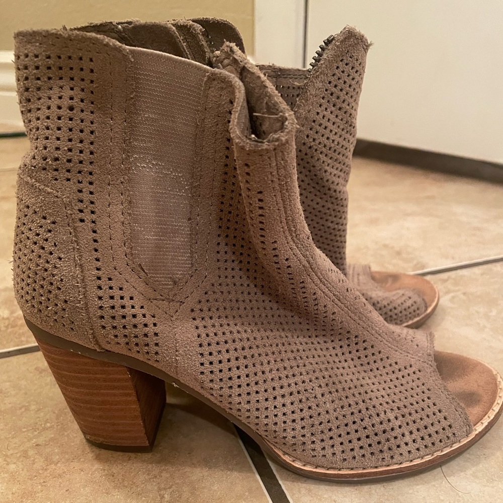 slightly used booties. VERY comfortable!